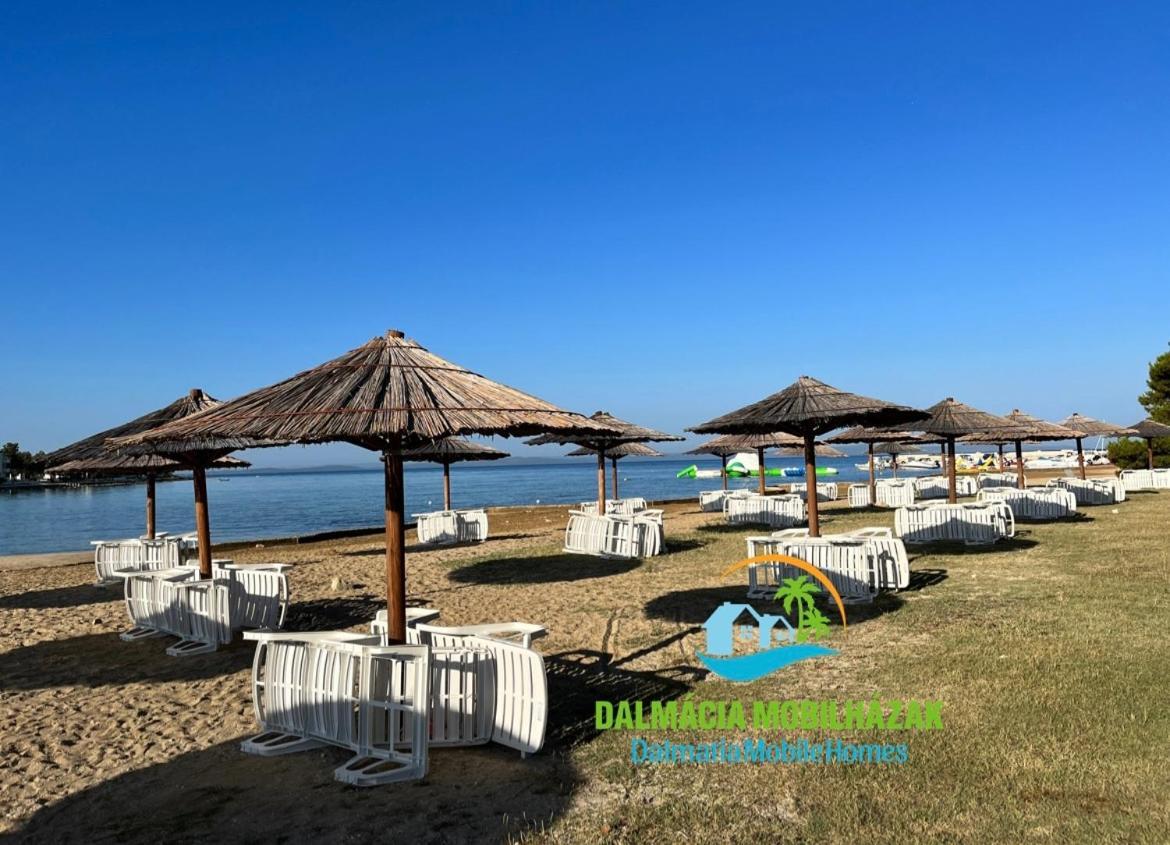 Lakokocsik A Tengerparton - Caravans At The Sandy Beach Privlaka  Exterior foto