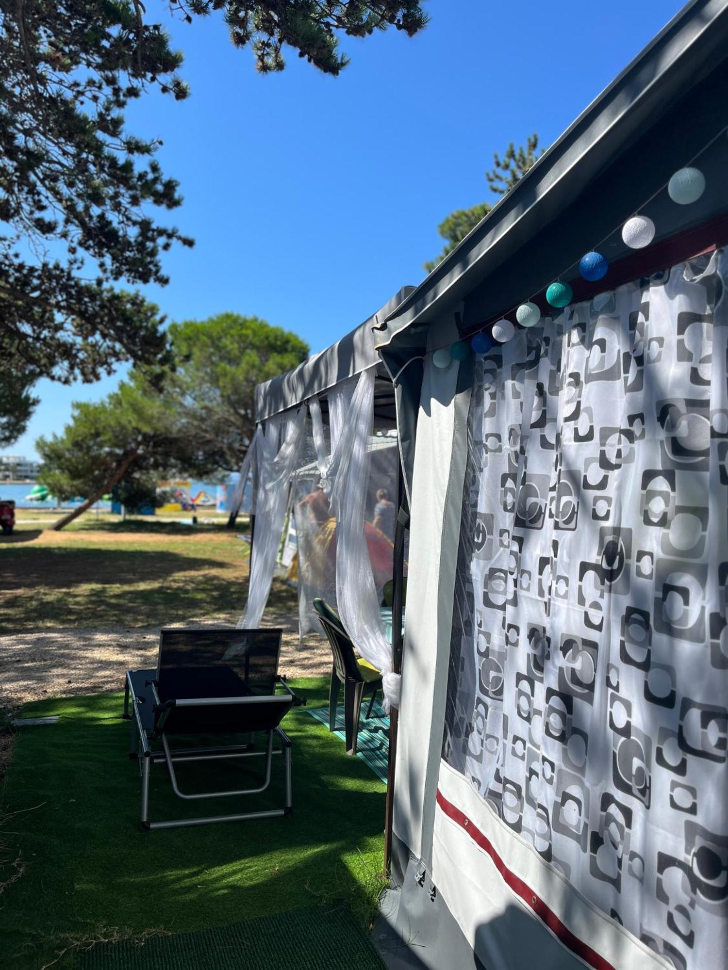 Lakokocsik A Tengerparton - Caravans At The Sandy Beach Privlaka  Exterior foto